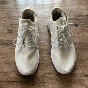 11.5Women’s/9.5Mens Gently Used White Nike Roshe 2